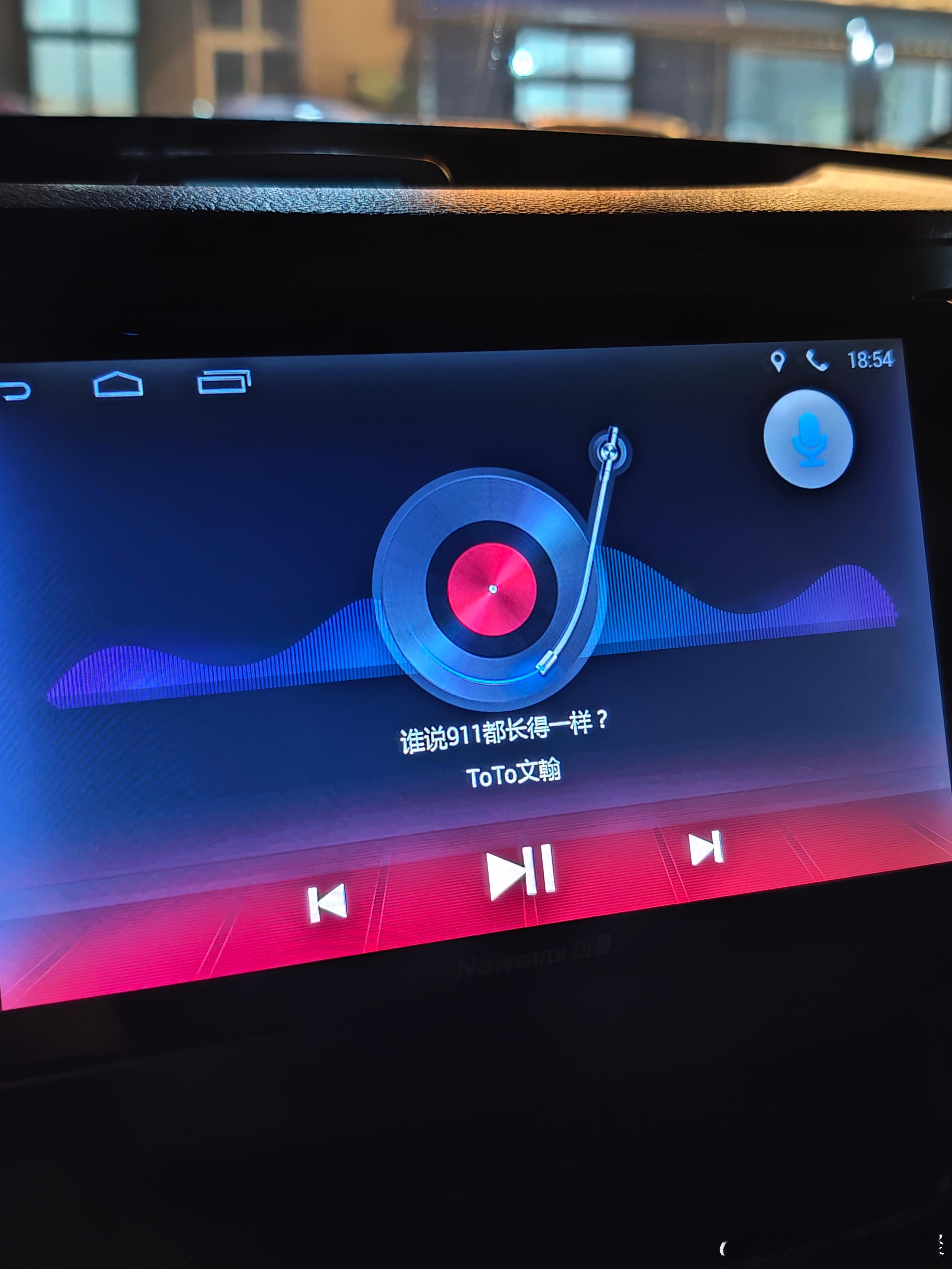 今日下班；还是开这台老咕噜棒子大概一周开两天一个月一箱油的频次路上听点内容研究新