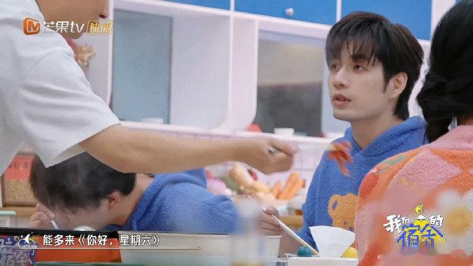 张颜齐[超话]张颜齐担心吃了这顿没下顿张颜齐被问懵的样子，像极了公司团建被问 “