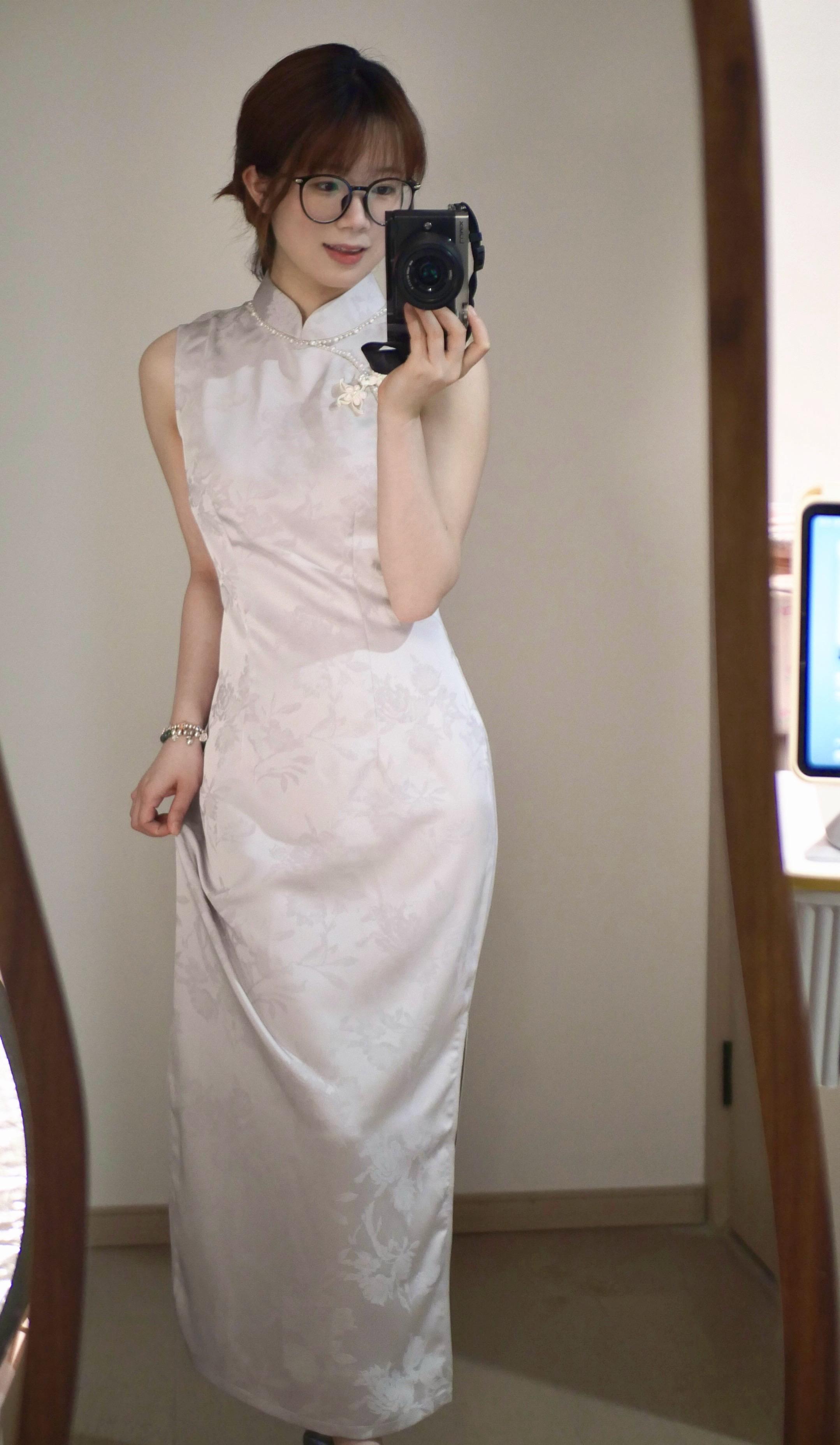 思念如月⋆.˚ ☾ .⭒˚。看起来有点像银色，其实是缎面雾紫色