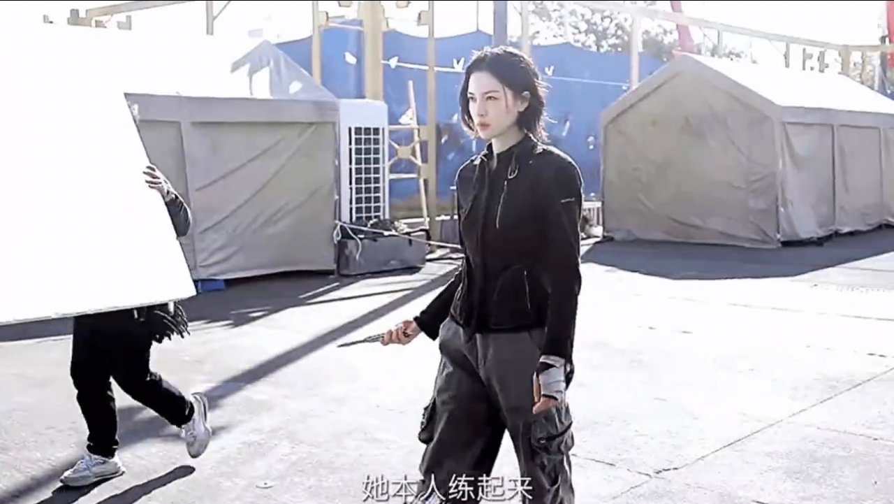 钟楚曦玩刀钟楚曦玩刀好帅看钟姐玩刀没有不被帅到的义务！ ​​​