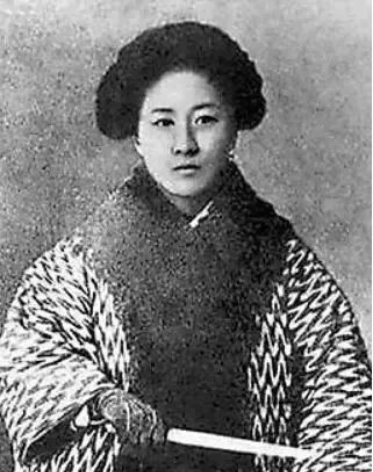 秋瑾牺牲之后，她的坟墓前后历经十次迁葬，颠沛百年。
秋瑾1907年7月15日绍兴