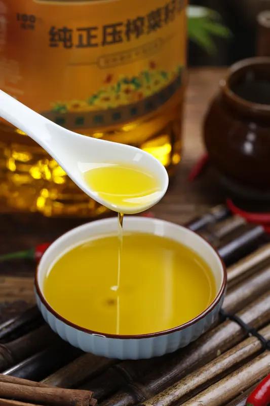 它才是被低估的“国民好油”，营养远超想象！但是很多人不知道！菜籽油，俗称菜油，不