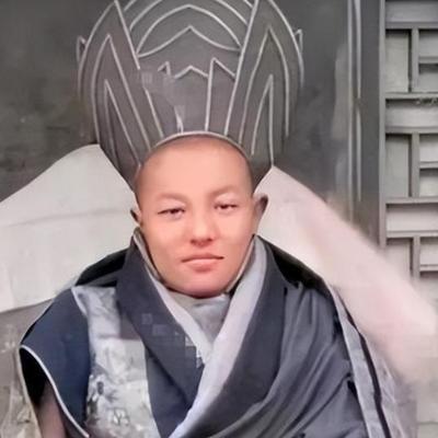 1943年，为支持抗日，五世嘉木样活佛.丹贝坚赞不辞辛苦，四处募捐，为国家捐献3