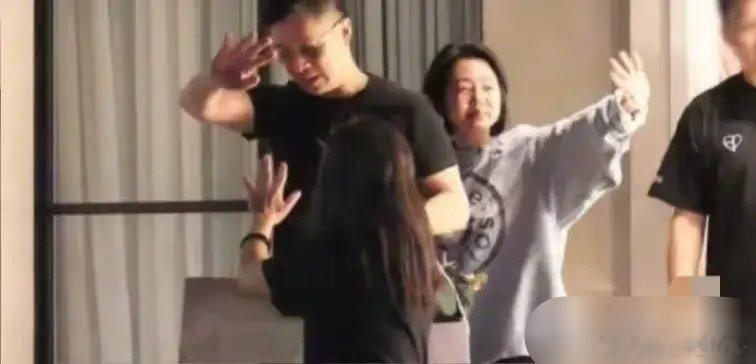 小S举办庆功宴，具俊晔现身还给S妈揉捏肩膀，却未见小玥儿姐弟俩……真不知道这姐弟
