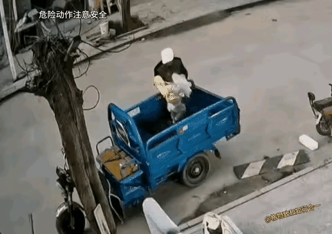 电动三轮车危险名场面。