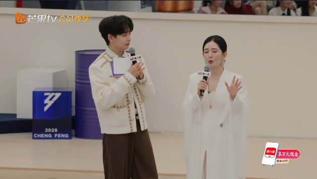 齐思钧站了四个半小时 录到后半段，姐姐们都坐下了，小齐还在站着。不是不累，是根本