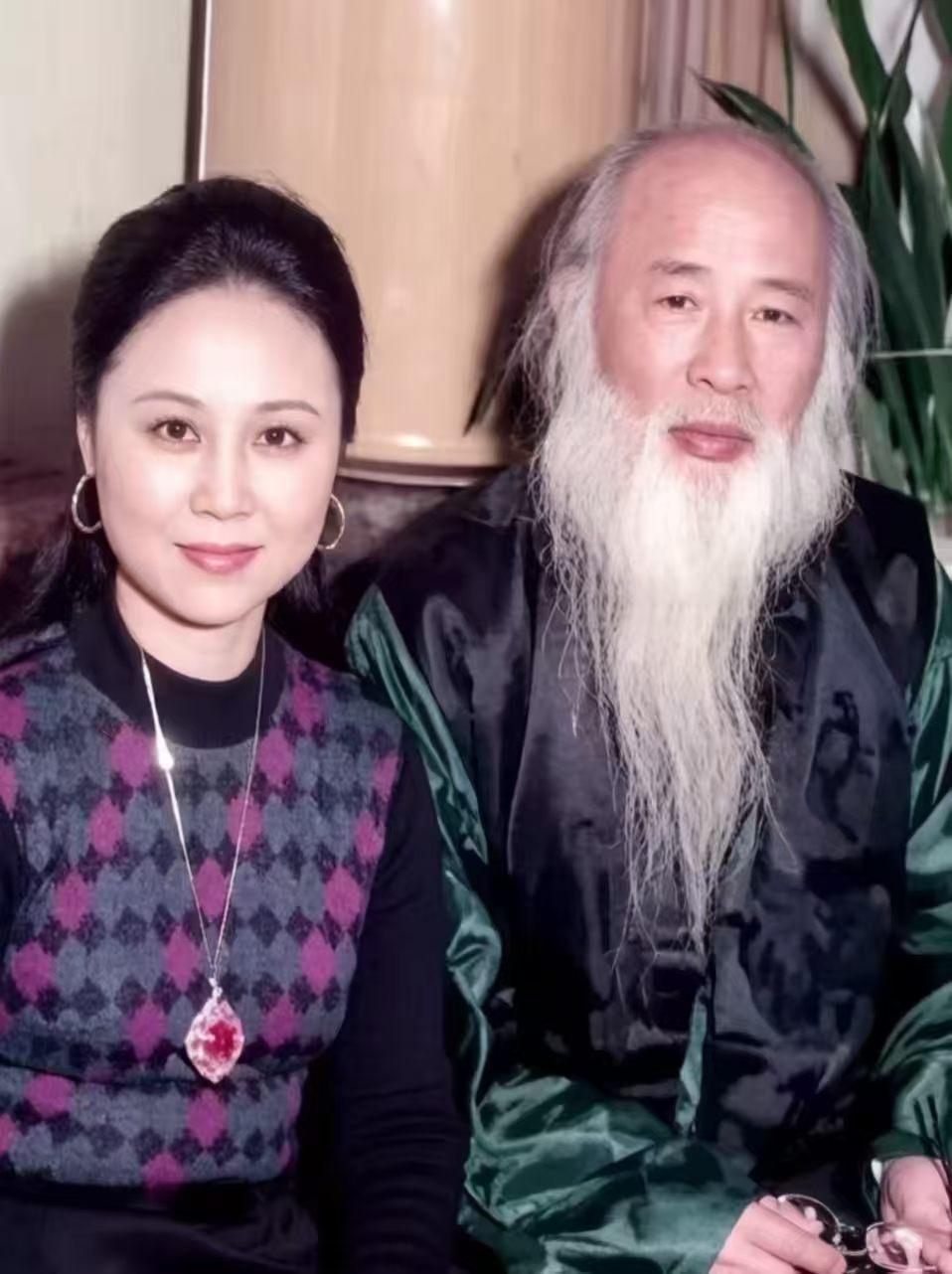 在台北，42岁的琼瑶和81 岁的张大千合影。两个人的状态相当不错！