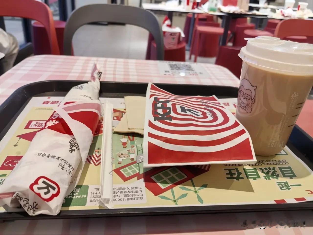 今天回乡下，下车已快十一点，肚子有点饿了呢，决定就近去吃肯德基。

已经好久没吃