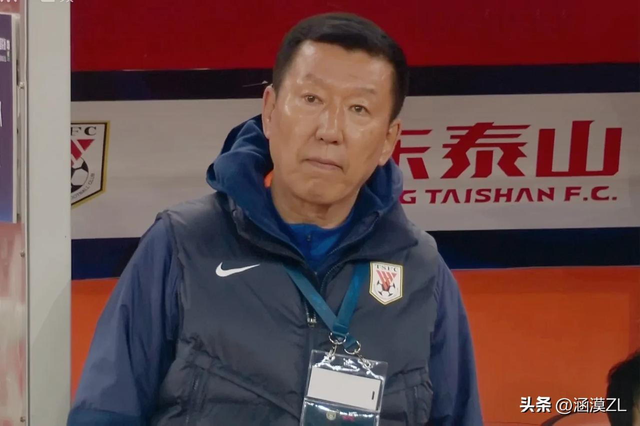 意外！俱乐部高层施压了？据媒体人消息，在山东泰山队今日出征长春客场的大部队中并没
