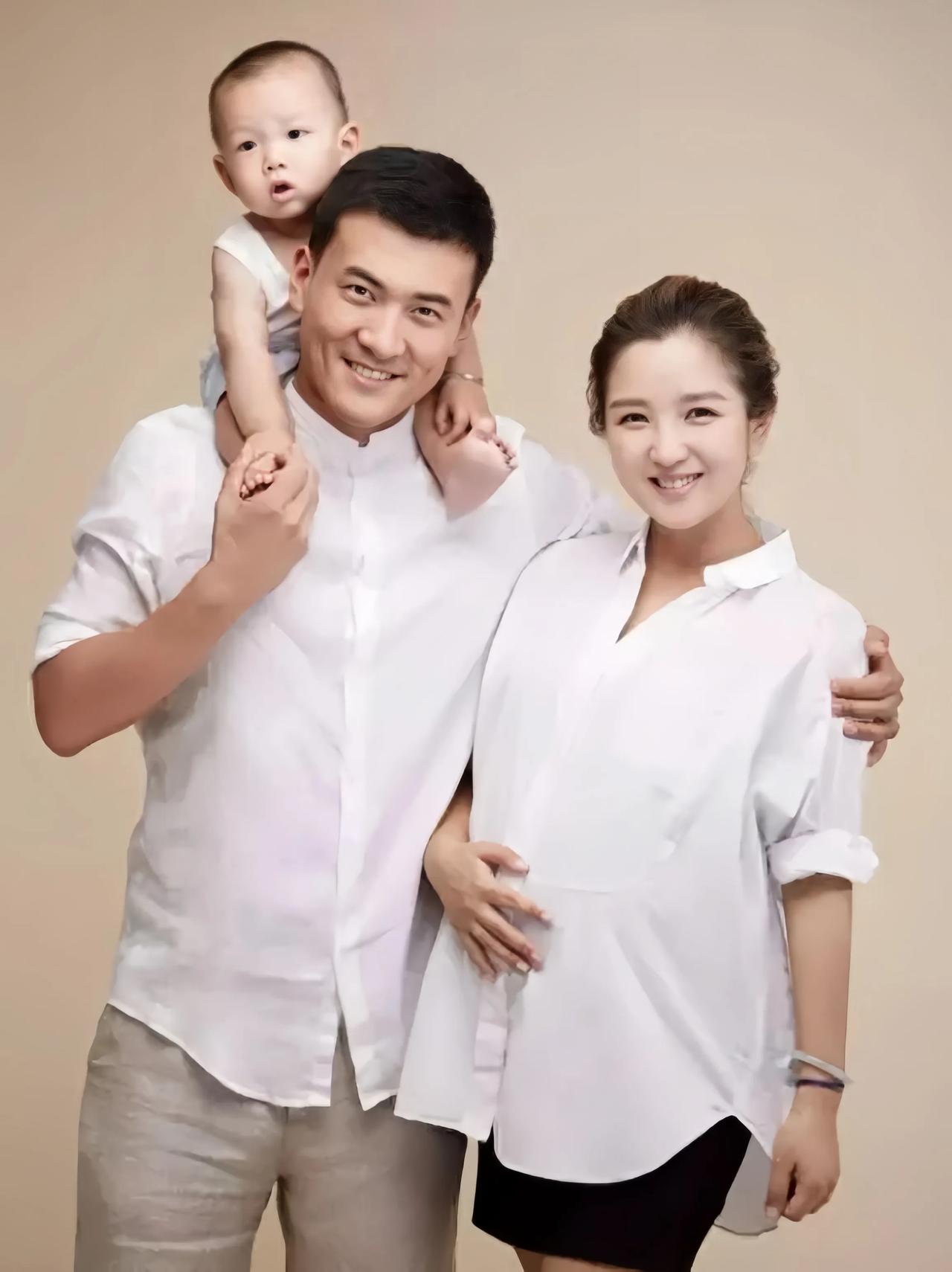 何洁前夫赫子铭近况曝光，离婚6年没再婚，在县城老家吃串无人识。
赫子铭和何洁的婚