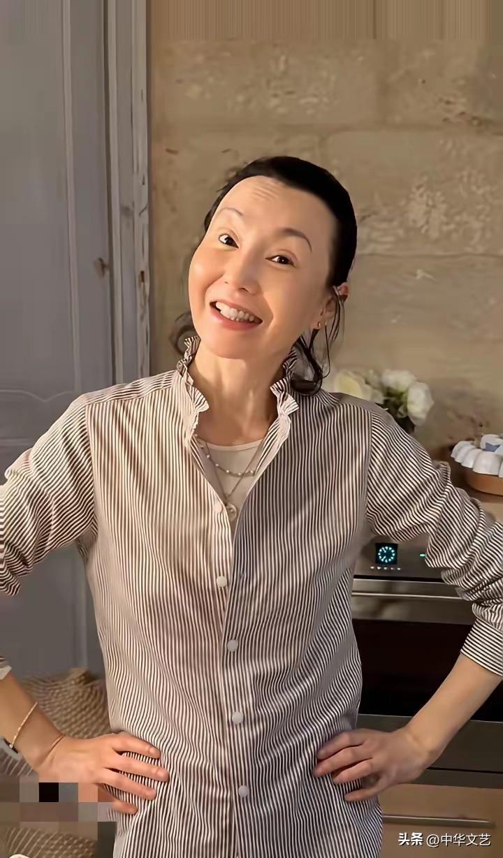 张曼玉微笑的脸庞上堆满了岁月的痕迹。