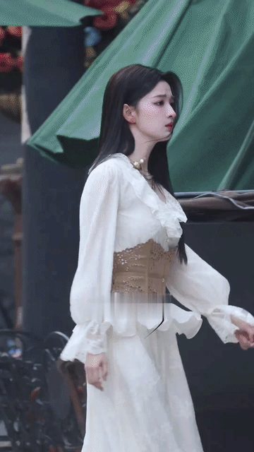 王楚然真的美，哪怕一脸的痛苦表情也是美到不行，她的耳朵被耳夹夹的红成这样，看着都