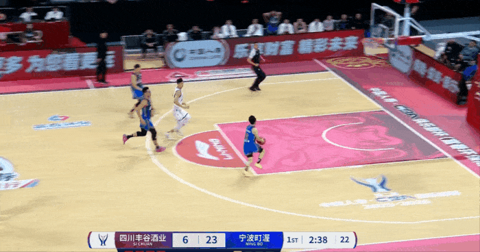 灵性传球！胡钧淋快攻背传杨文学造成宁波队防守犯规