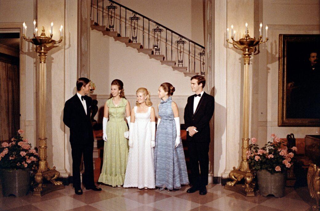 查尔斯王子第一次访美是1970年，他21岁，安妮公主19 岁，两人对美都进行为期