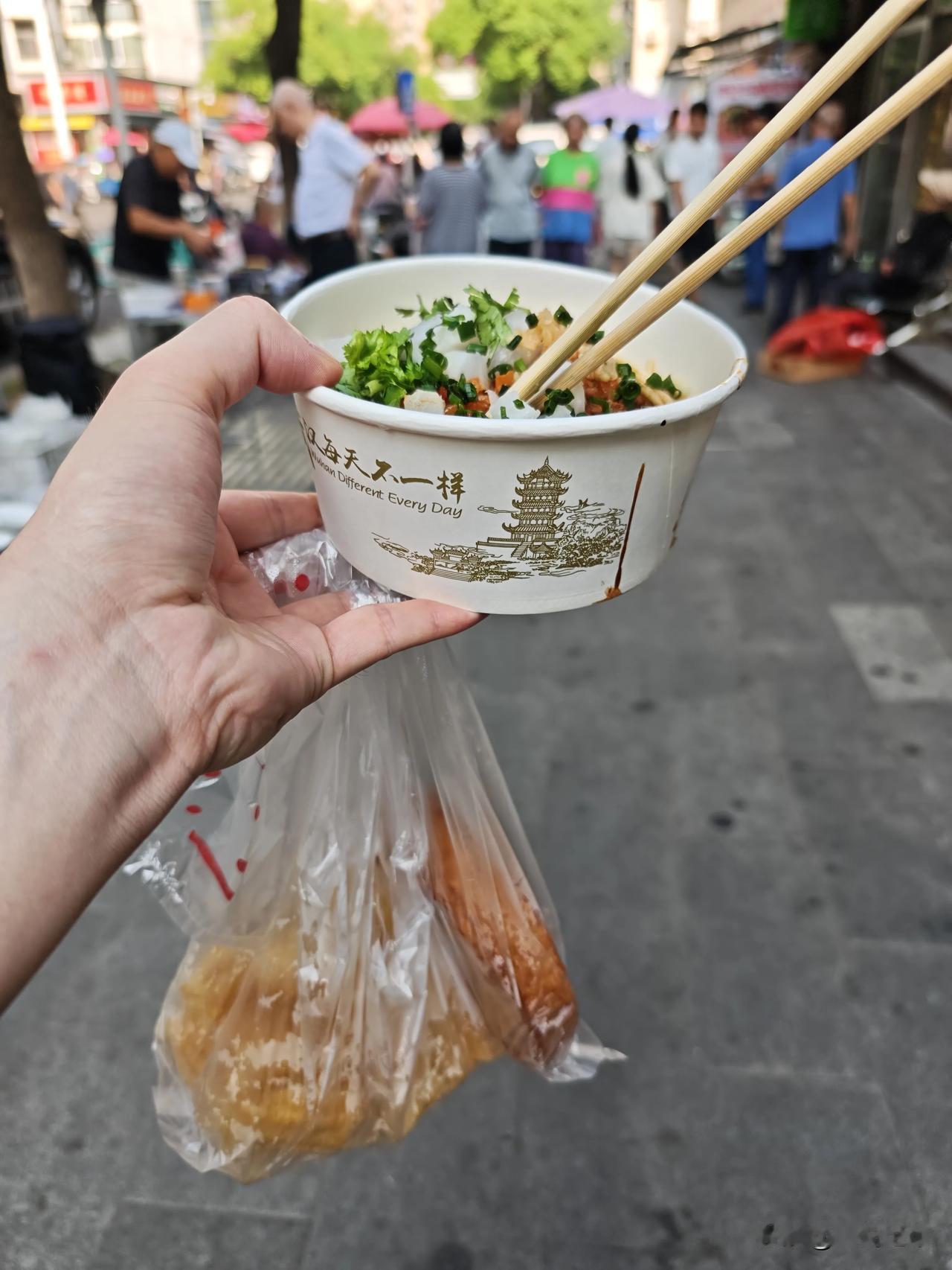武汉的烟火气🔥
来自无数个像这样的小巷子
和端在手上的热干面和油条
