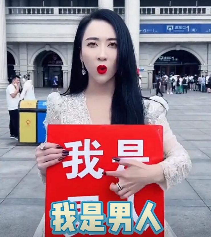网红张开凤是变性人吗？张开凤的性别一直是个谜。他是快手千万级娱乐网红，账号标注为
