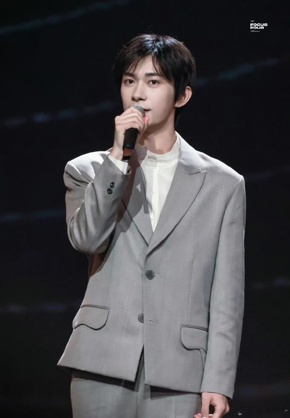 怎么感觉易烊千玺又瘦了呢？太瘦感觉就没有以前好看了呢～易烊千玺 造型 芒市