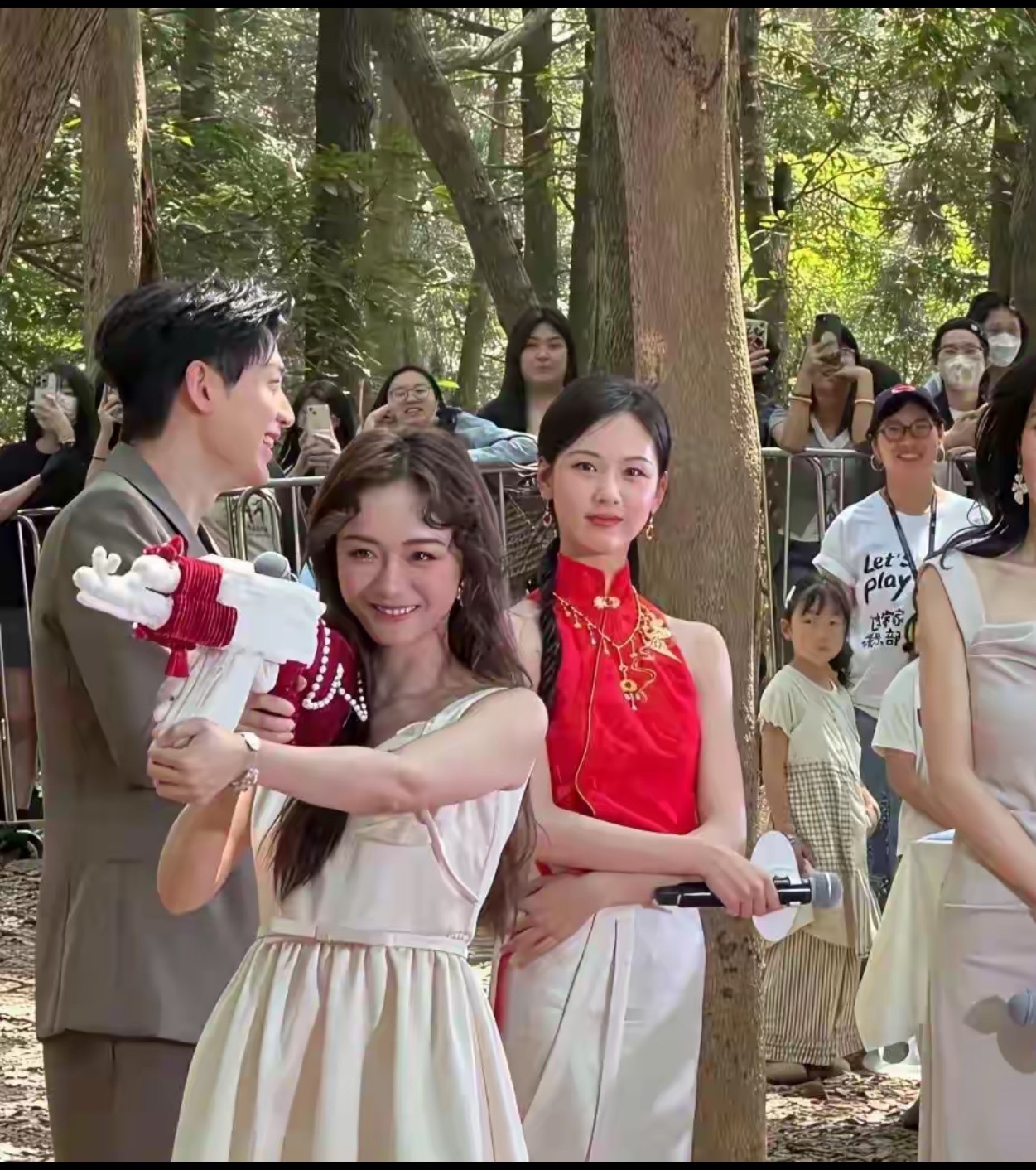 她拍她时，表情崩了。镜头捕捉到的，不是嫌弃，是彻底的茫然。陈都灵举着手机，面对何