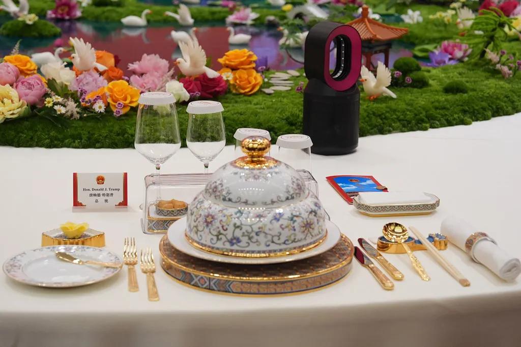照片为美国总统特朗普的餐具🍽
美媒报道称，美国联邦政府总统唐纳德·特朗普在祝酒