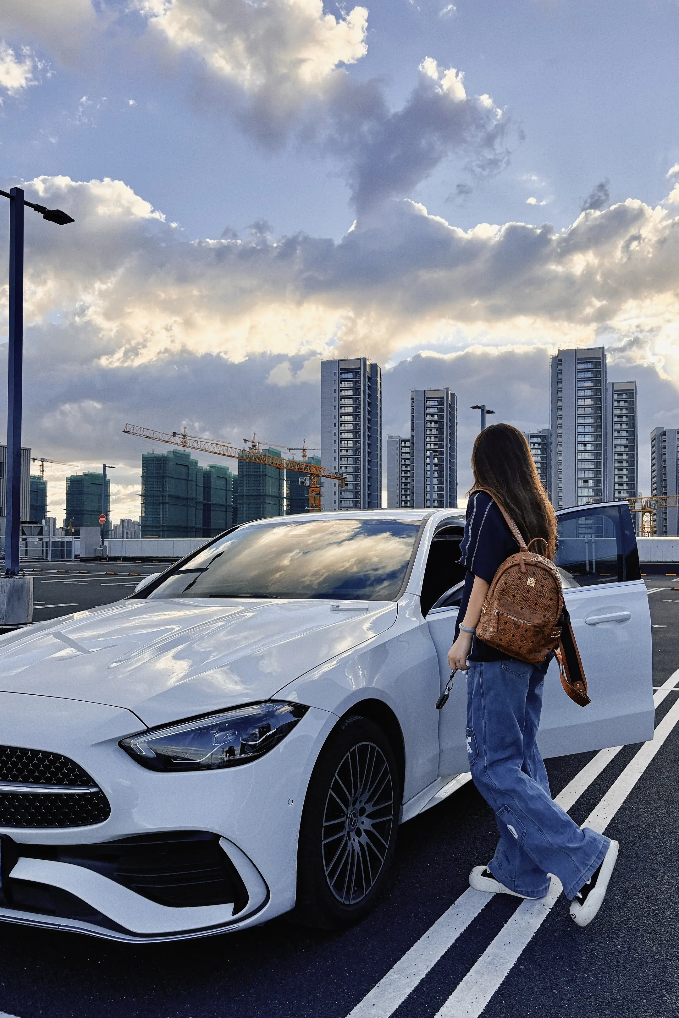 冒昧问一下 18岁喜欢的车 大家都是花了多久时间开上的  裤子