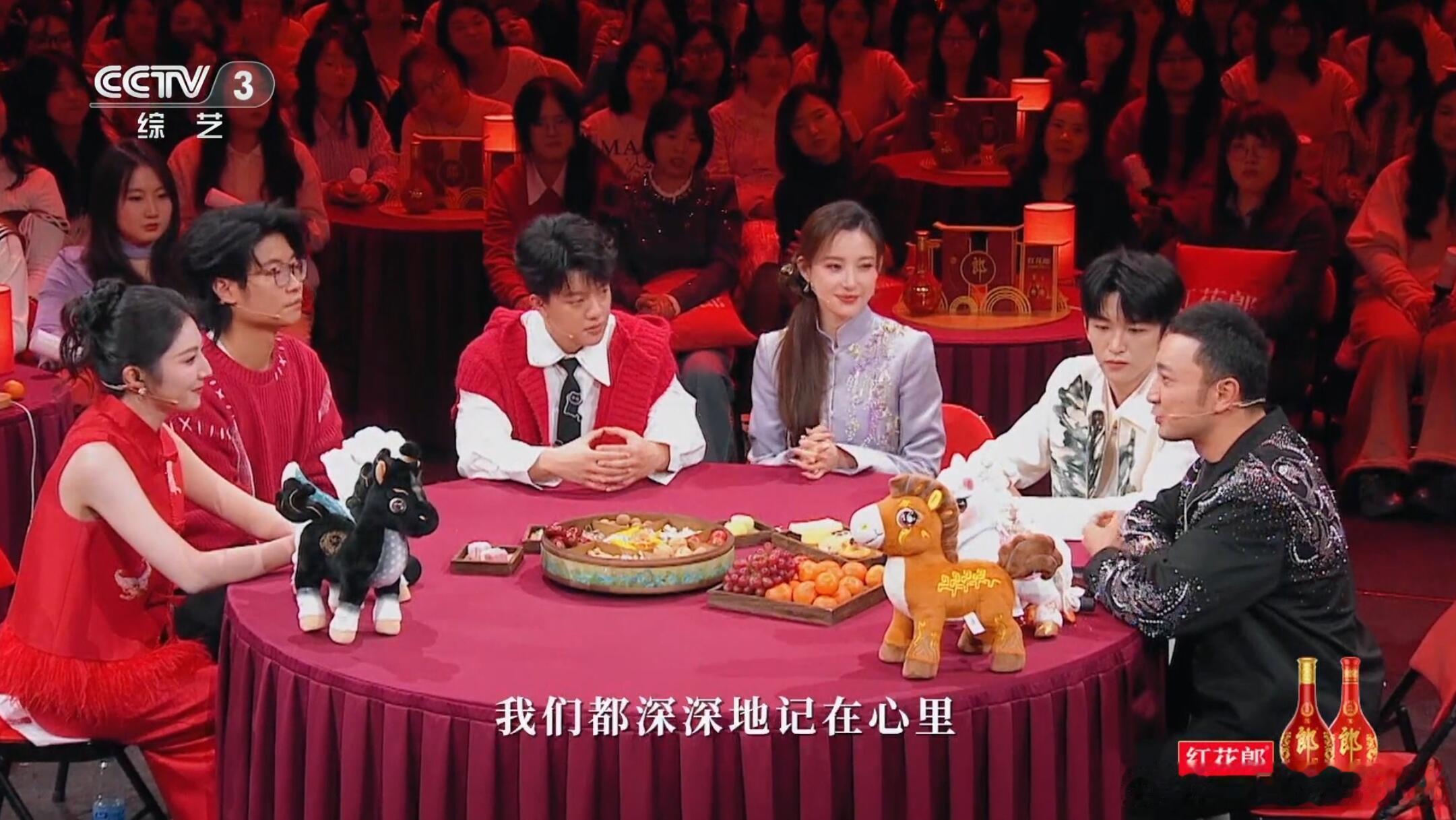 主持人马凡舒身穿LA MAISON JADE 紫色丝绒重工礼服，亮相《开门迎春晚