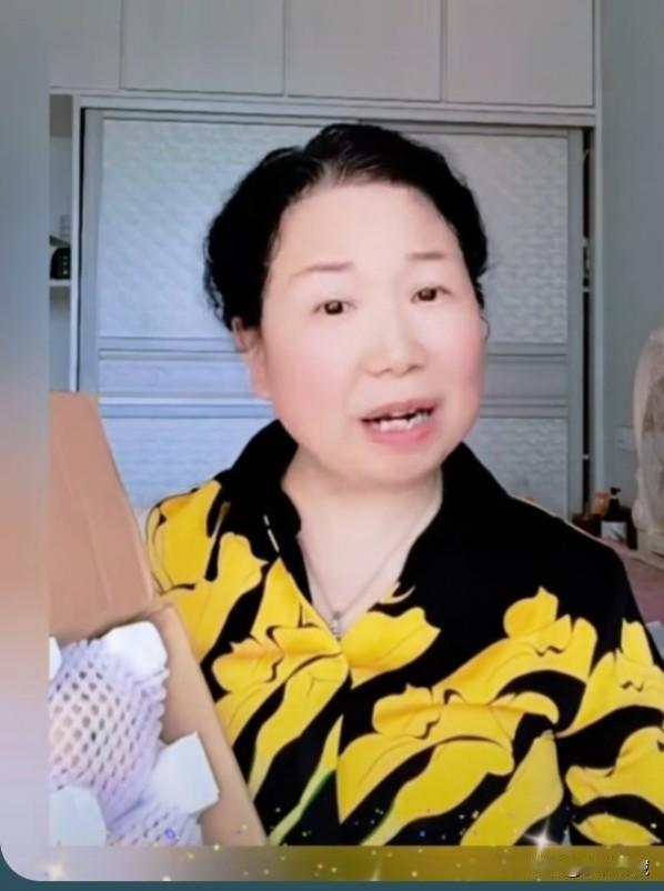 又哭穷了，没钱还在直播间喊话要请柴大姨吃饭？