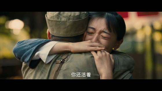 八千里路云和月为了一个动图看了一部剧战火中的短暂相遇，是那个年代无数恋人的缩影，