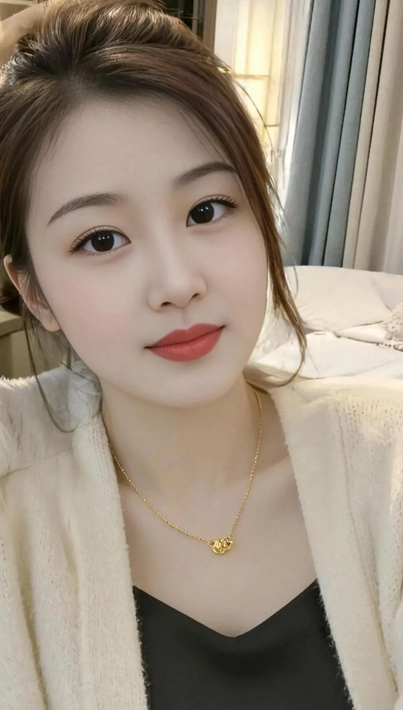 温柔甜美的居家自拍，精致妆容和温暖毛衣甜美自拍 温柔美女自拍 居家甜美自拍 温柔