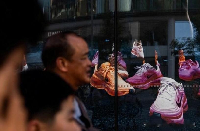 耐克的中国难题随着周转停滞不前而加深。
路透12月18日电——耐克(Nike)已