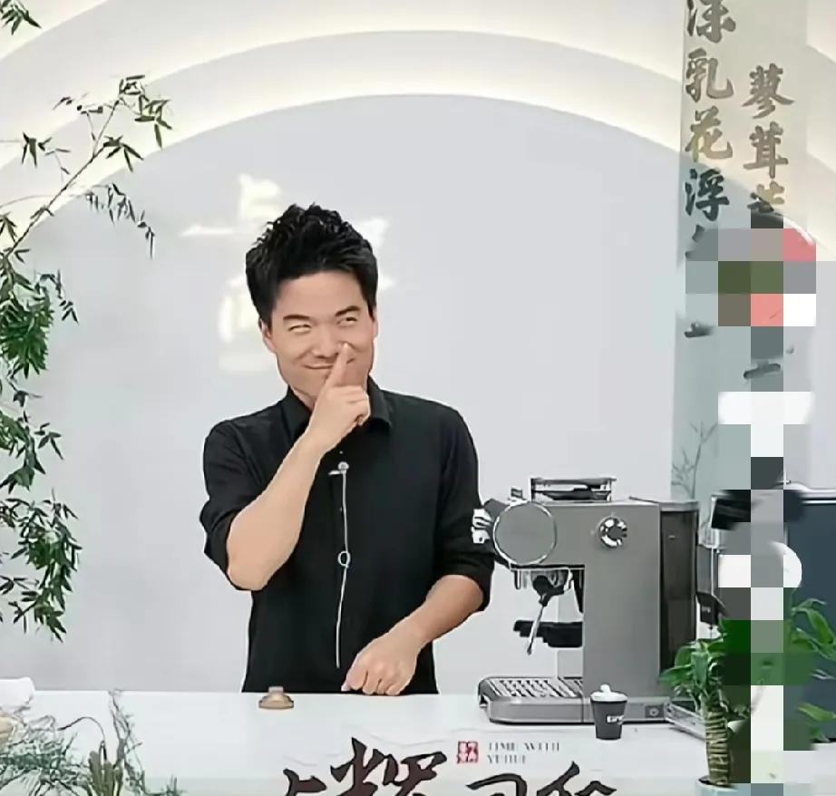 笑死了！昨晚，董宇辉问阿杜“你看到一个漂亮的女孩，你会怎么讲？”阿杜回答后，董老