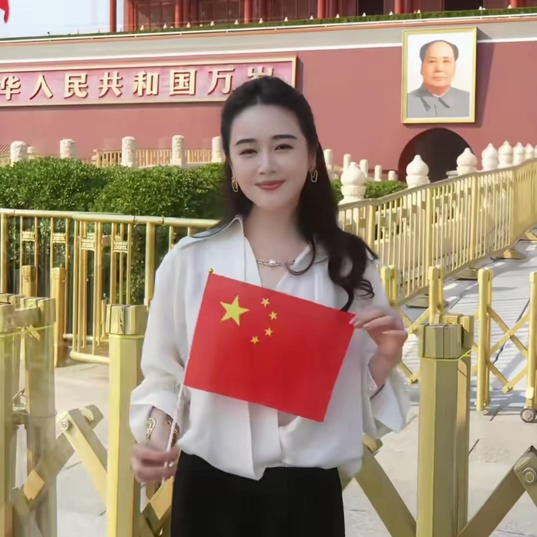 在北京市偶遇一位美女明星
她真是太美了，不愧是陈道明的梦中女神
你们认识她吗？