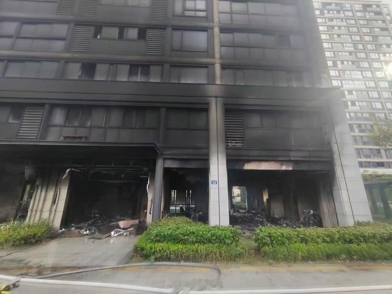 杭州双云里小区架空层电动车着火，浓烟滚滚，目前火灭了，没有人员伤亡。但这墙熏成这
