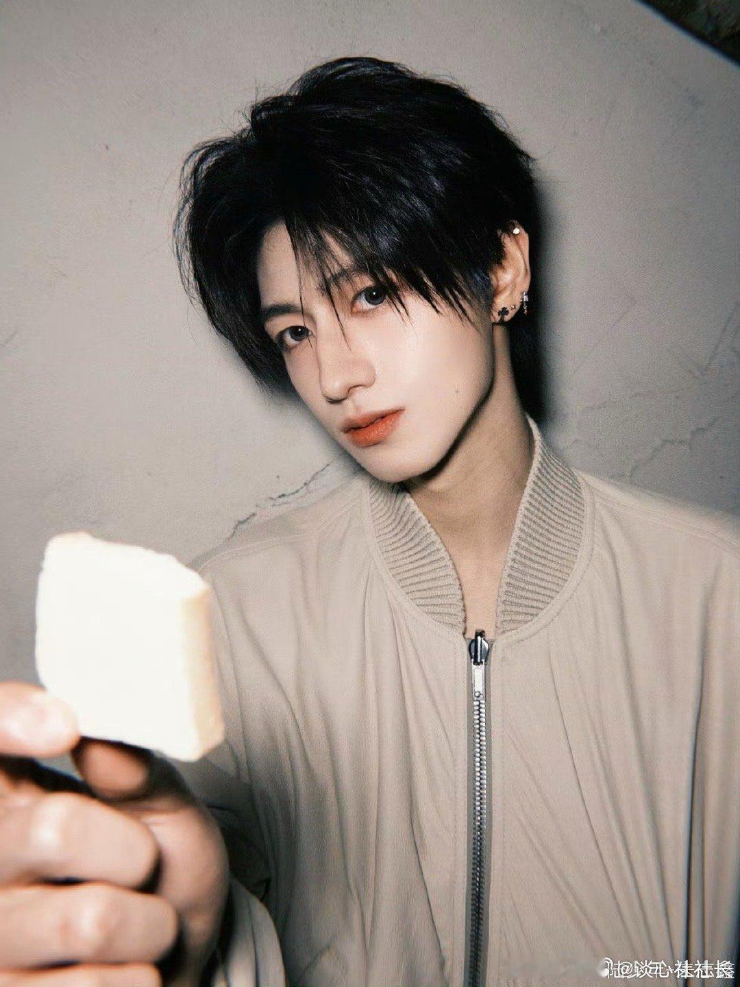 朱志鑫粉丝破1000万 所有人！颤抖！朱志鑫的粉丝即将破1000万了！这个大帅哥