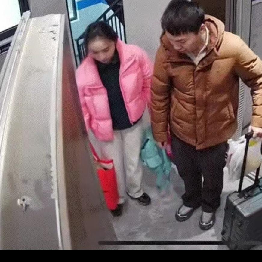 春节返程回家，电梯门刚开，河南这对小夫妻彻底傻眼了：自家防盗门竟然大敞四开！整整