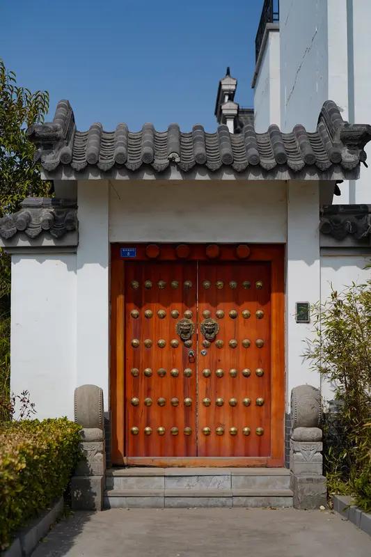 河南一对小夫妻过年返程回家，下电梯就傻眼了，家里大门大敞四开。两人在楼道愣了好一