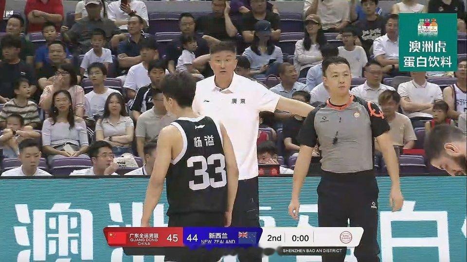 半场结束，广东全运男篮45-44新西兰，上半场能跟这支新西兰打成真不容易，比分一