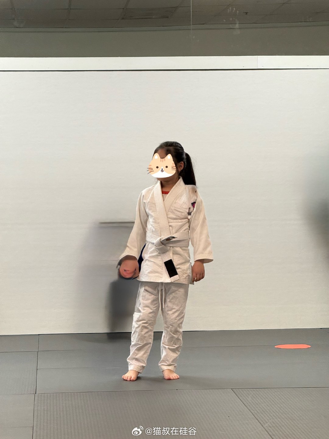 上了道场就感觉自己强得可怕。看同龄人的眼神都是自信。六十多斤不是白长的。猫叔家日