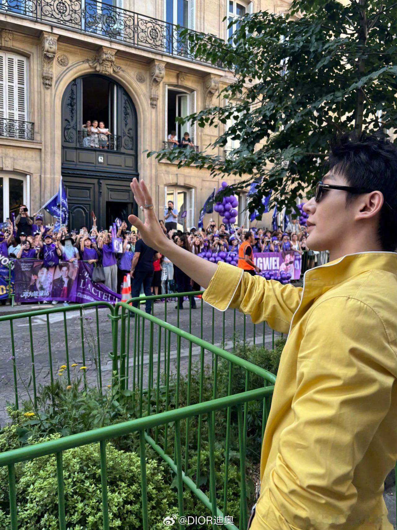 邓为巴黎时装周人气邓为看秀状态 全体起立为这个巴黎名品帅哥邓为的颜值鼓掌！邓为巴