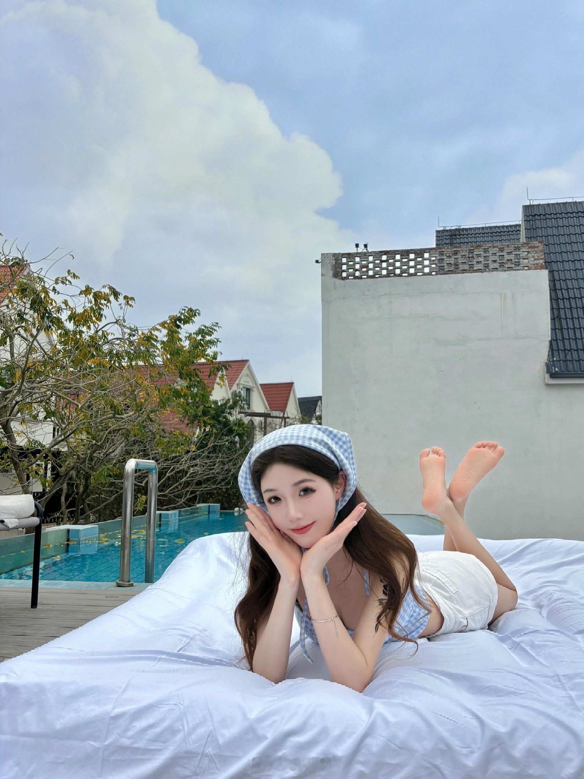 这年纪越大 穿的越大胆了👙  ​​​