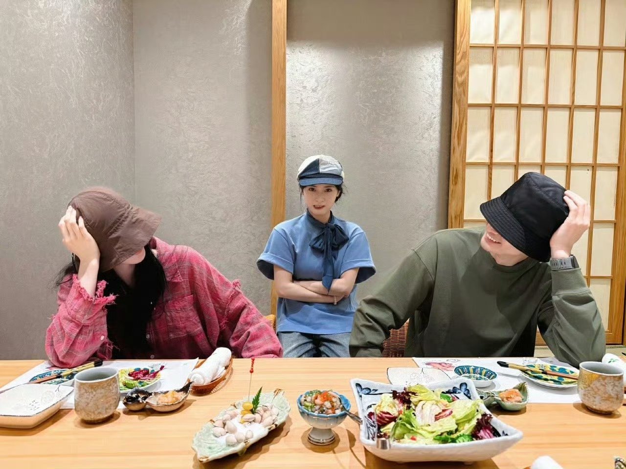 刘诗诗张云龙沈月聚餐合照[打call] ​​​