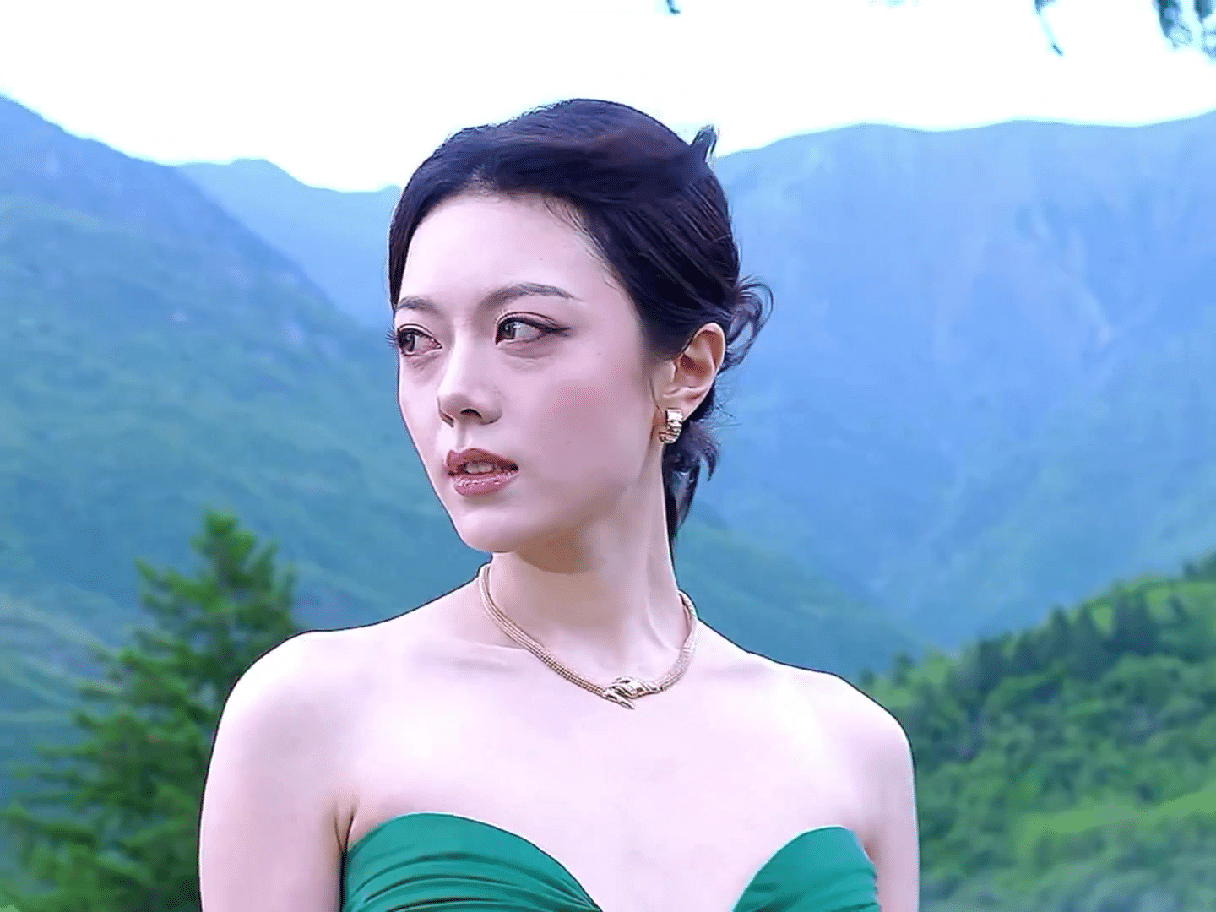 赵今麦昨晚熬夜了叭VOGUE红毯 赵今麦 绿野仙踪 
