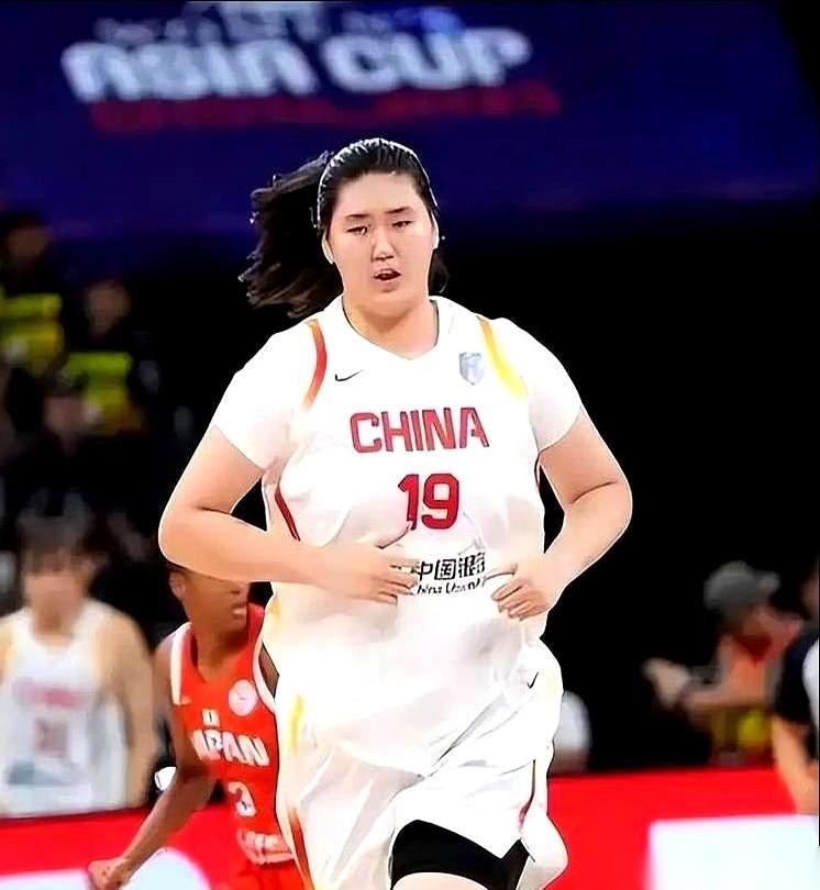 李月汝在美国丢了护照。
就这么个离谱的意外，把原本只打算打亚运的张子宇，生生推到