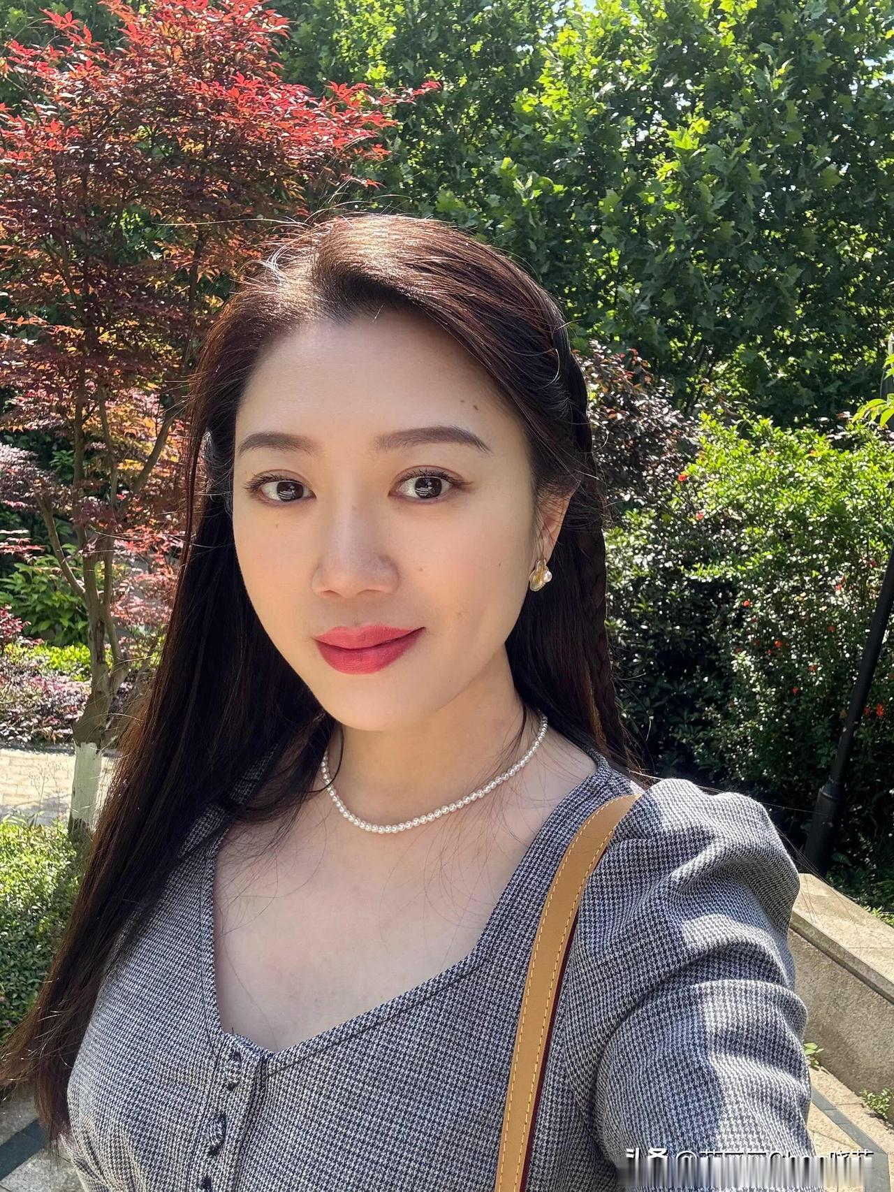 回国后跟一群老朋友聚餐，喝了点酒就去kTV唱歌。尽管快一年不见了，但配合还是很默