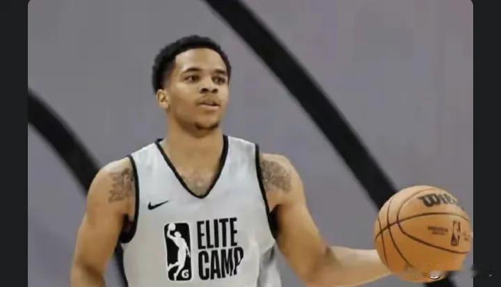 他上场18分钟，广东队八连胜断了。
马布里在更衣室拍着他肩膀说：“你打乱了我所有