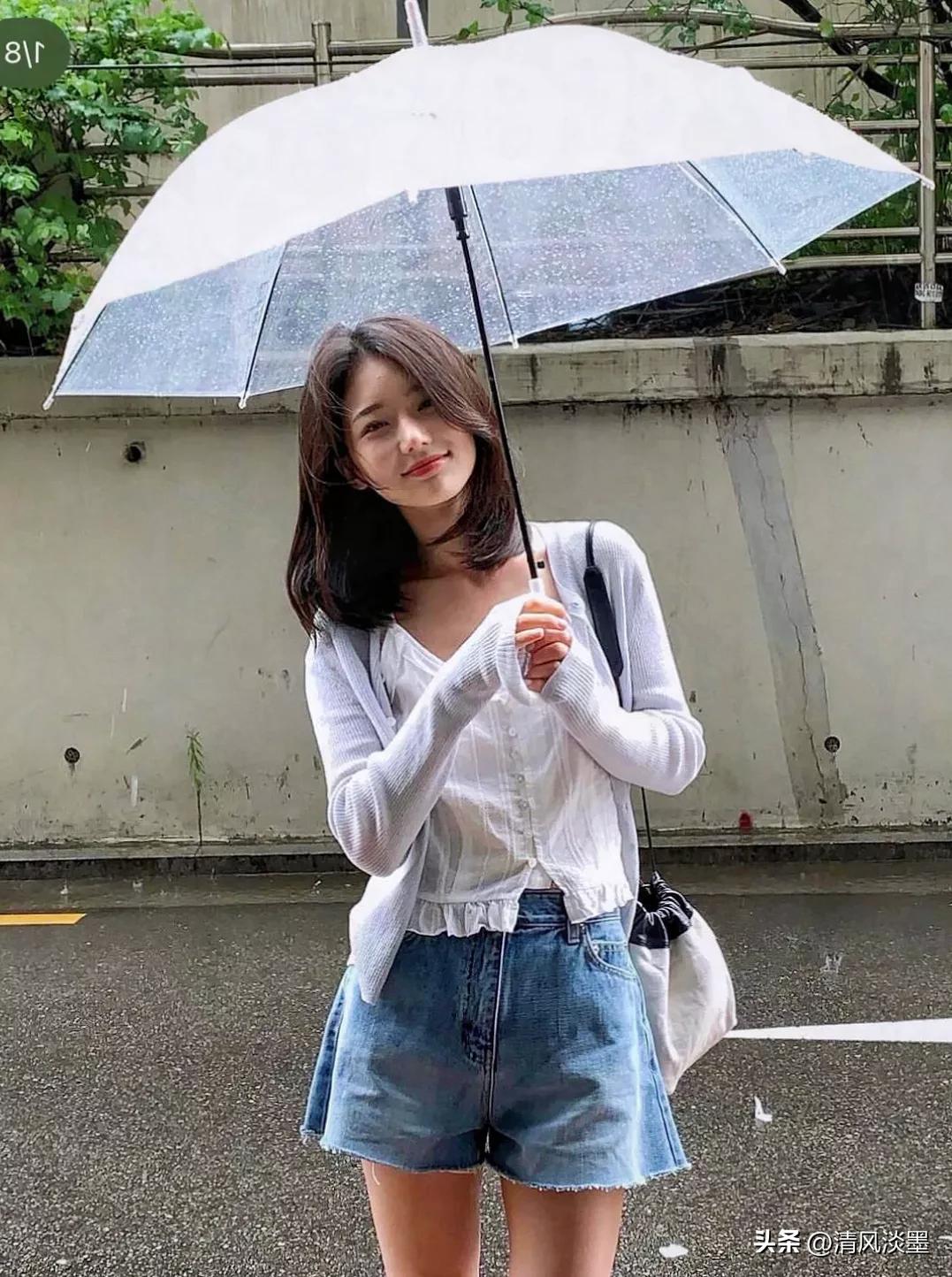 今天下雨了 ，拿起雨伞的那一刻，明白了一个道理，跟雨伞学做人，跟雨鞋学做事！
 