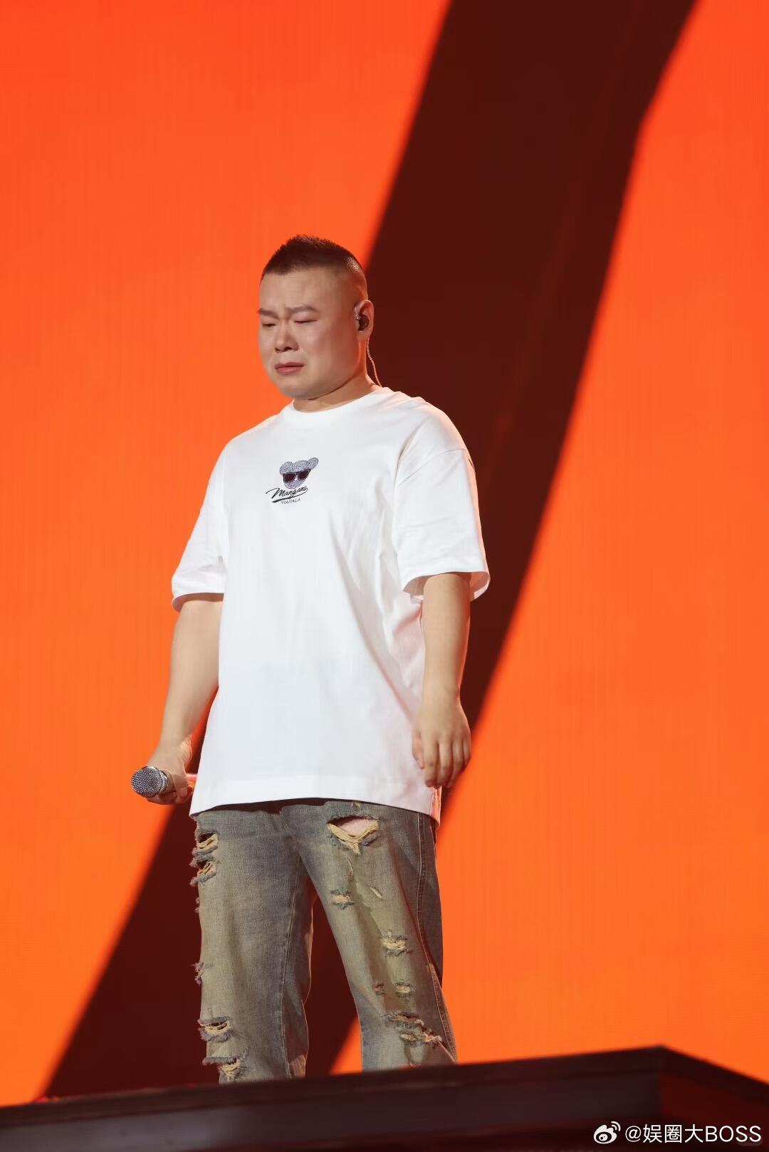 岳云鹏室内吸烟再现抽烟表情包 原来表情包源自真实场景！岳云鹏聚餐抽烟，神态一模一