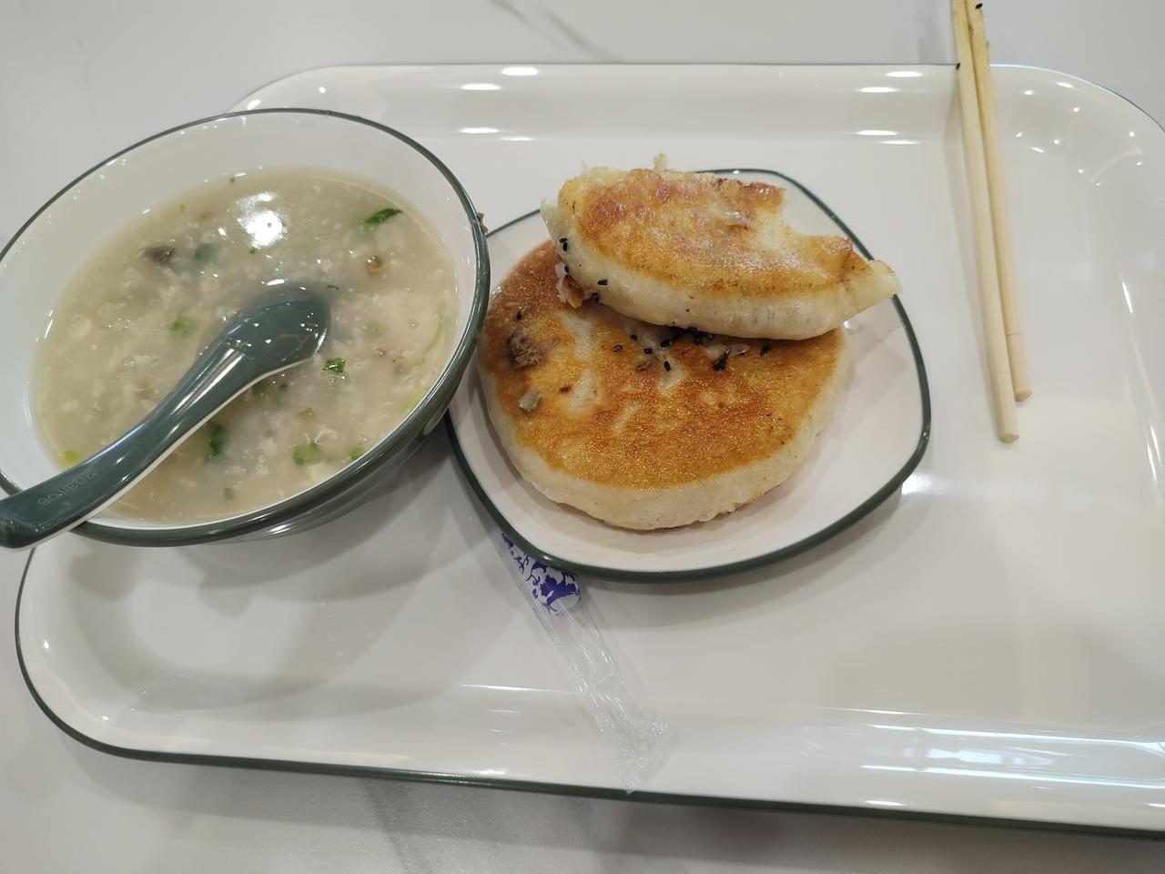 环境优美的餐厅，可是早晨吃饭的不人不多。当时只有我一个顾客，还有一个顾客买了，拿