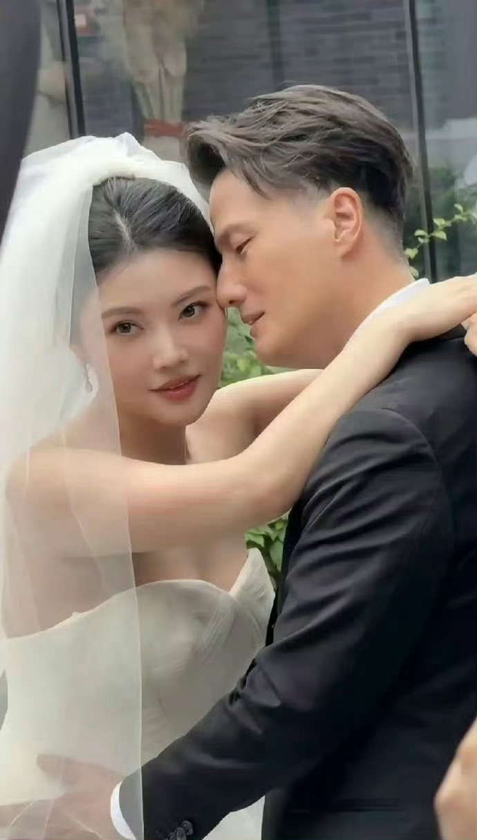 徐冬冬尹子维认识10年彼此的眼神 活动里的每一次对视都很有故事感，十年光阴，把新