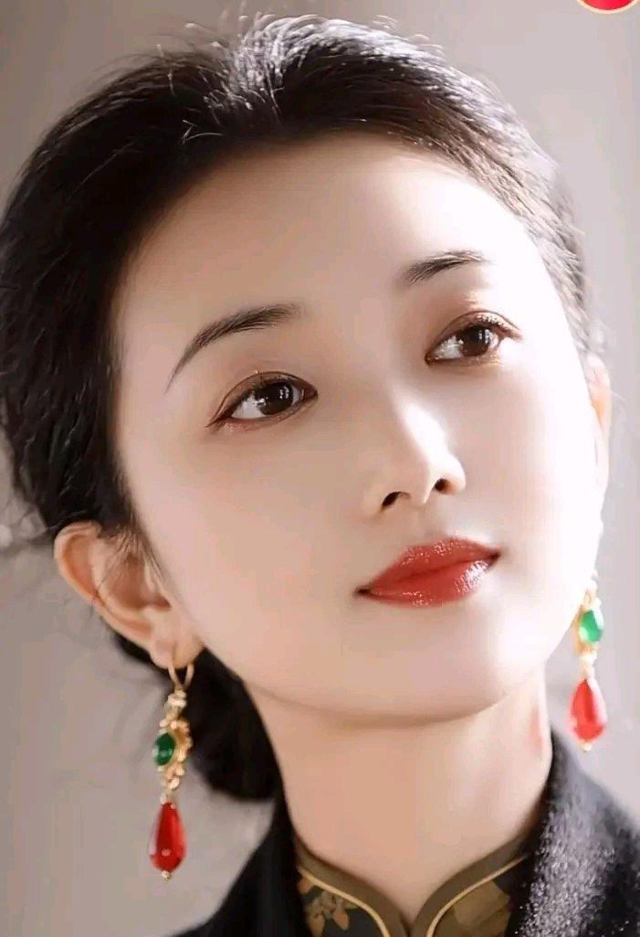 女人过了46岁，在两性关系里很多现实躲都躲不掉。
身体耗损是头一个。年轻时熬夜、