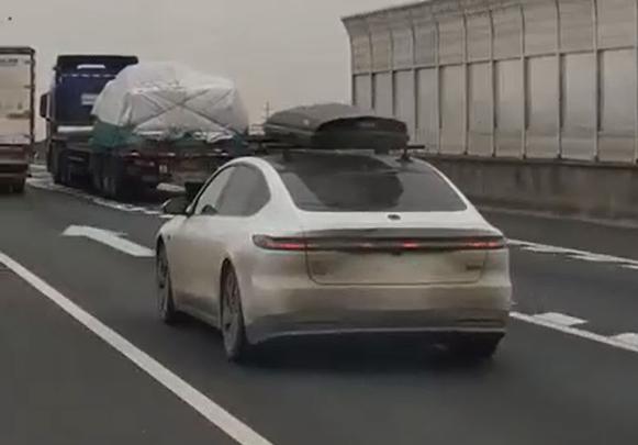 铁子们，我今天居然在高架上见到ET7实车，应该是厂家在做最后路试，运气真不错。粗